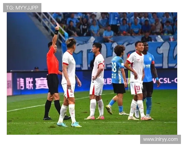 米特里策红牌怒踢水桶事件